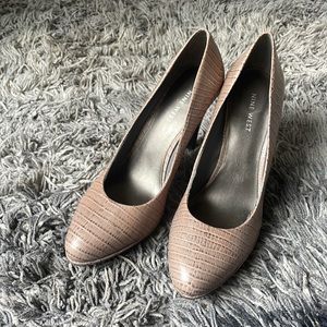 Nine West leather tan snakeskin heels size 8